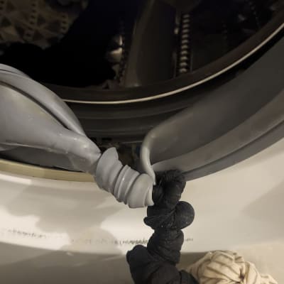 תוף מכונת כביסה עם בגדים בפנים