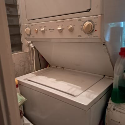 מכונת כביסה ומייבש בחדר כביסה קטן