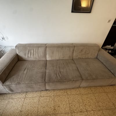 ספה חומה על רצפת אריחים