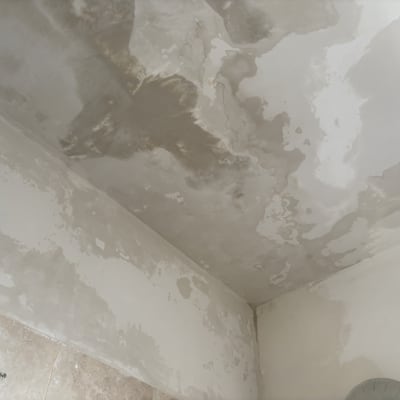 תקרה עם סימני רטיבות ונזקי מים