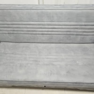 ספה אפורה עם ריפוד חלק ונקי