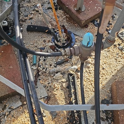 חיבורים וצינורות חשמל על גג