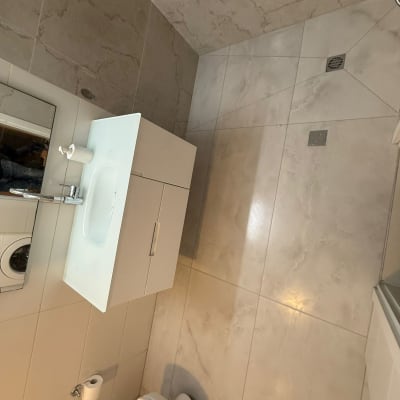 חדר אמבטיה משופץ עם כיור, ארון ושירותים