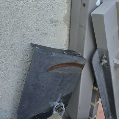 חלק ממערכת שער חשמלי עם ברגים ומתכת