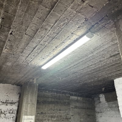 תאורת פלורסנט מותקנת על תקרת בטון חשופה