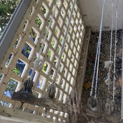 חבלים מלוכלכים ליד חלון עם סורגים