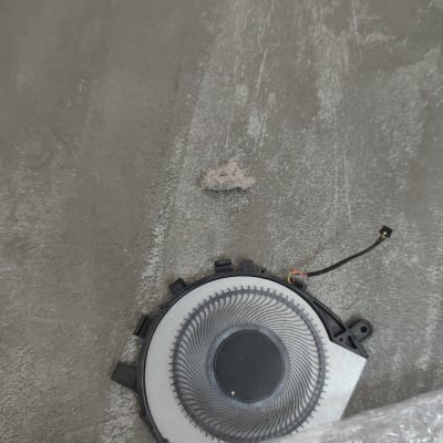 מאוורר מחשב עם כבל חשמלי על רצפה אפורה