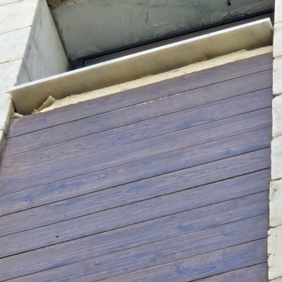 קיר עם לוחות עץ וסימני נזילה