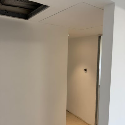 קירות צבועים בלבן עם תקרה פתוחה