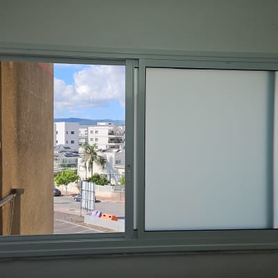 חלון אלומיניום עם נוף חיצוני