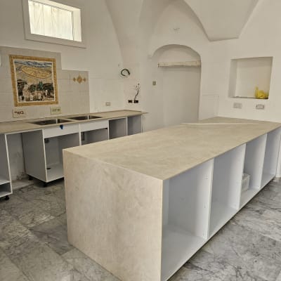 שיש במטבח עם משטחי עבודה ורצפת שיש