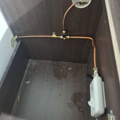 צנרת גז ומחבר בתוך ארון עץ