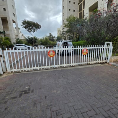 שער חשמלי עם שלט אזהרה בחניון