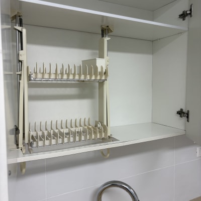ארון מטבח פתוח עם מתקן לייבוש כלים מעל כיור