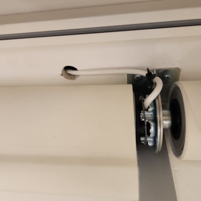 כבל חשמל מחובר למנגנון גלילה בתקרה