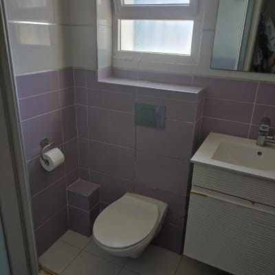 שירותים עם אסלה, כיור וברז