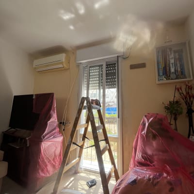 סולם וחפצים מכוסים בניילון בחדר עבודה