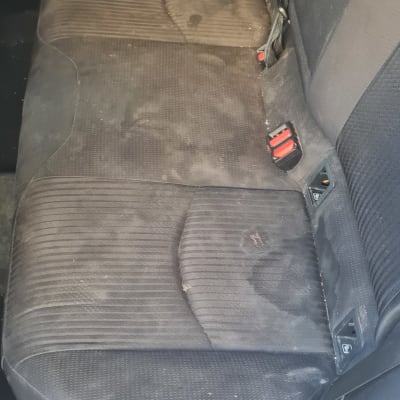 מושב רכב מלוכלך עם כתמים שונים