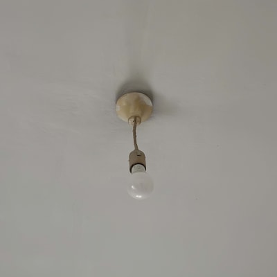 מנורה תלויה מהתקרה ללא כיסוי