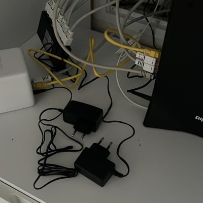 כבלים מחוברים לנתב ומטענים על שולחן