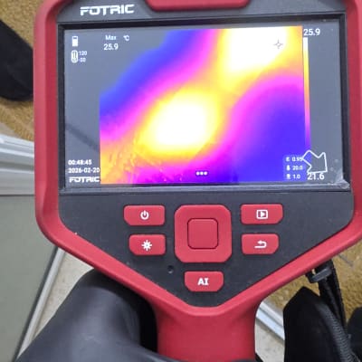 מצלמה תרמית ביד עם תצוגת חום על המסך