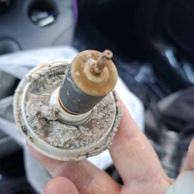 חלק חשמלי עם קורוזיה ביד אדם