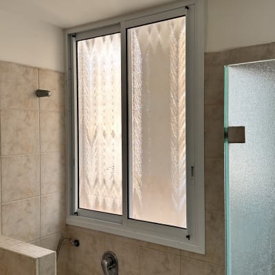 חלון אלומיניום בחדר אמבטיה עם זכוכית חלבית