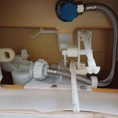 חלקים פנימיים של מיכל הדחה עם צינור מתכת