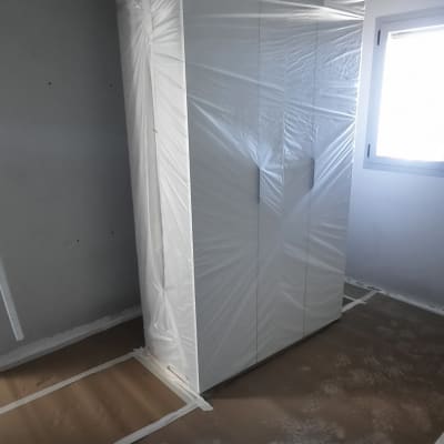 ארון מכוסה בניילון, רצפה מכוסה בנייר להגנה