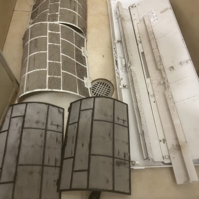 מסנני מזגן מלוכלכים מפורקים לניקוי