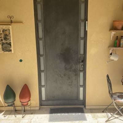 דלת מתכת עם מנעול בצד ימין