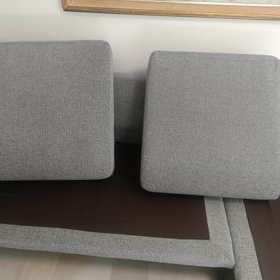 כריות ספה אפורות מונחות על ספה