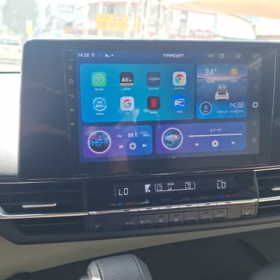 מערכת מולטימדיה ברכב עם אפליקציות ותצוגת מזג אוויר