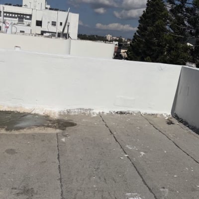 איטום גג שטוח ביריעות ביטומניות והלבנת מעקות קיר