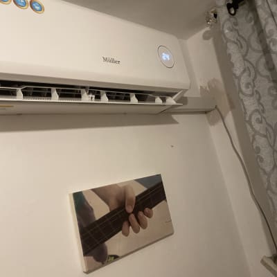 מזגן מותקן על קיר עם תצוגת טמפרטורה