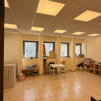 חדר עם תקרה מוארת ורצפת אריחים