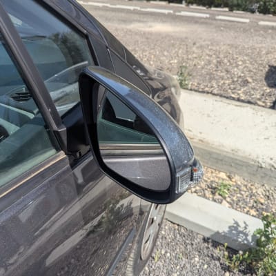 מראת צד של רכב עם איתות מובנה