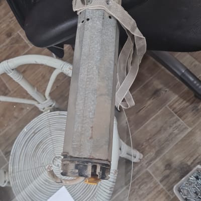 צינור מתכת עם רצועה, חלק מתריס גלילה