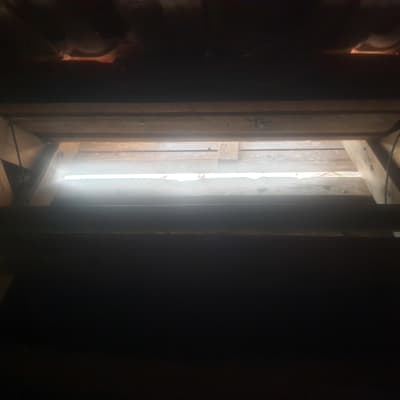 אור חודר דרך פתח בגג עץ עליון