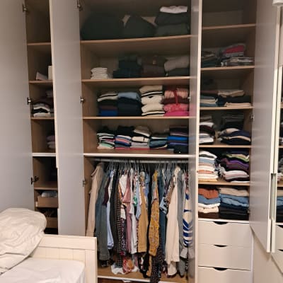 ארון בגדים פתוח עם מדפים ותלייה מסודרים