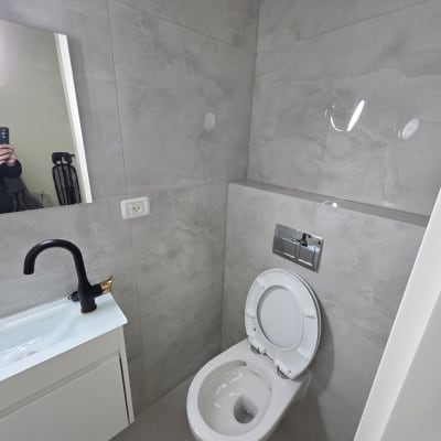 חדר אמבטיה עם אסלה וכיור מודרניים