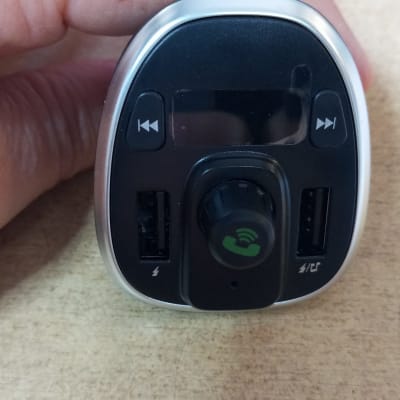 מתאם USB לרכב עם כפתורים ותצוגה דיגיטלית