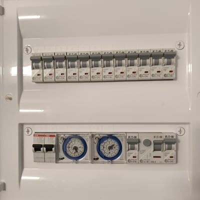 לוח חשמל עם מפסקים ומנגנוני תזמון