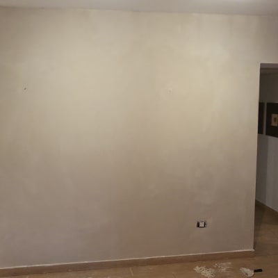 קיר צבוע עם כלים על הרצפה