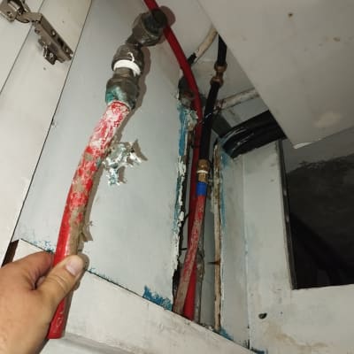 צינורות מים ותשתית אינסטלציה בקיר