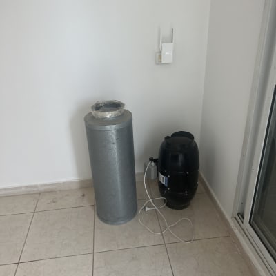 שני מיכלים על רצפה ליד קיר לבן