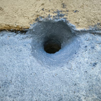 חור בקיר עם חומר איטום כחול מסביב