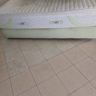 מזרן גדול על רצפת אריחים