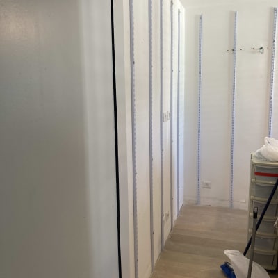 קירות עם מסילות מתכת, מטאטא ויעה