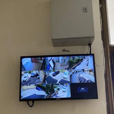 מסך עם תצוגת מצלמות אבטחה מרובות